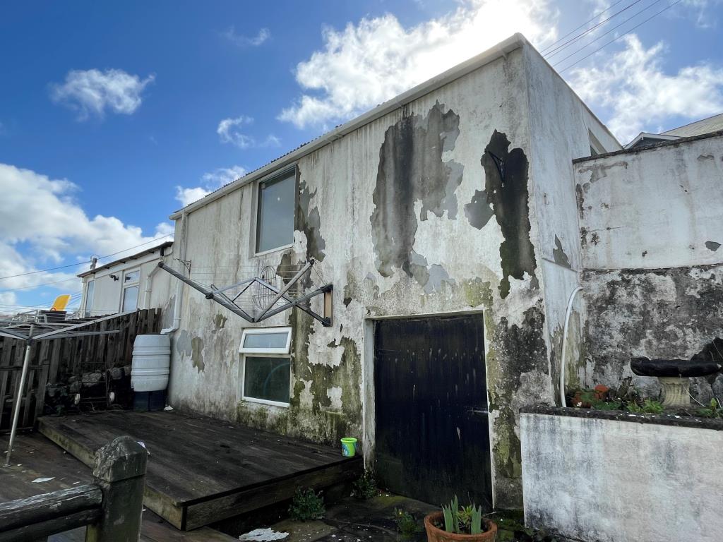 Lot: 49 - FREEHOLD BLOCK OF FLATS WITH FURTHER POTENTIAL AND VIEWS ACROSS LOOE VALLEY - Garage building to rear